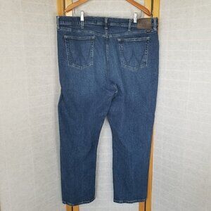 Men's Wrangler Jeans Relaxed Fit Dark Wash Size 42 x 30 1% Stretch Blue Denim